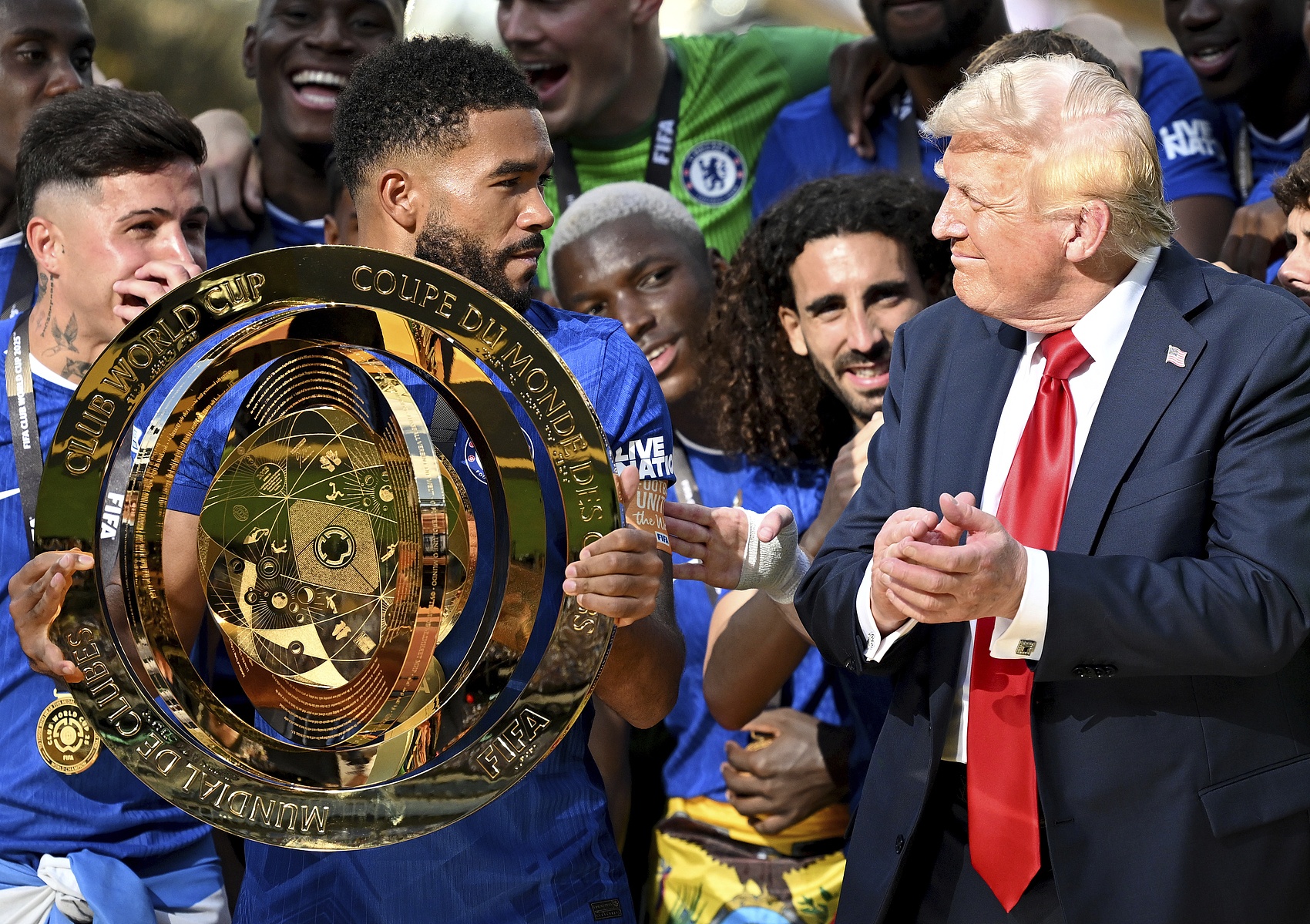 kaiyun-马卡：特朗普考虑颁布法令，让足球在美国从soccer改称为football