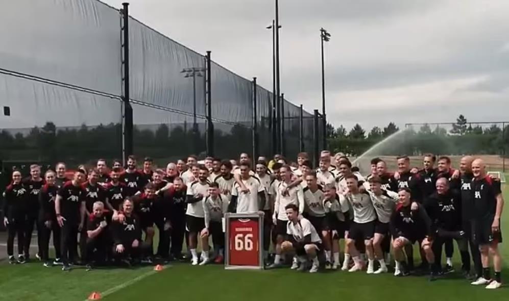 😭阿诺德赛前最后一次训练深情告别，范戴克代表全队送上礼物