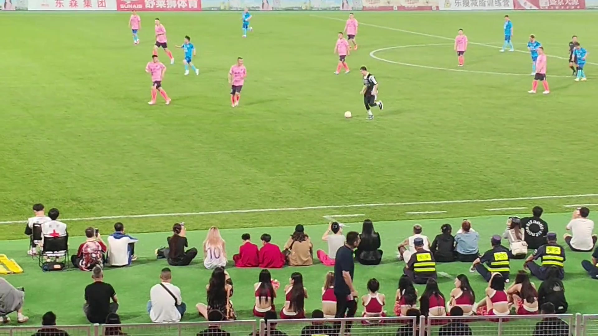 开云-🤣裁判英明！郭艾伦手持⚽️进攻被“恶犯” 赵四果断判点球