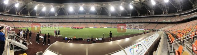 开云在线-沙特开球气温32度！球场满座+通风效果差温度更高