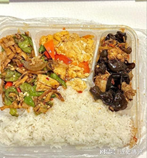 开云APP-北京下了死命令，2027年底前，所有中小学必须告别“校外配餐”