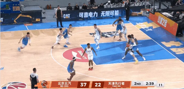 开云在线-周琦篮下稳扎稳打，突然背转身扛着对手上篮打进