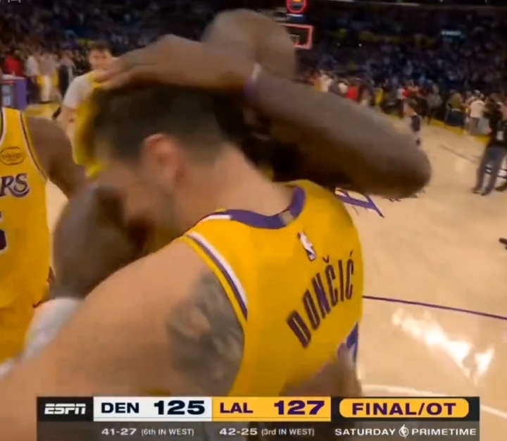 开云体育-❤️爱你！比赛结束后詹姆斯第一时间从后场狂奔回去和东契奇拥抱