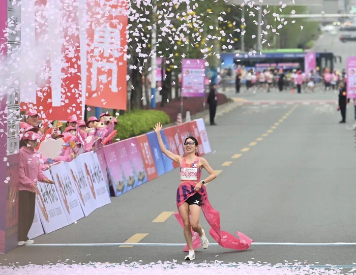 开云体育-从“最快女护士”到全职跑者：连拿两冠后，张水华的马拉松商业天花板在哪儿？|奖金|红星新闻|抚远市|柳州市|广西壮族自治区_新浪新闻