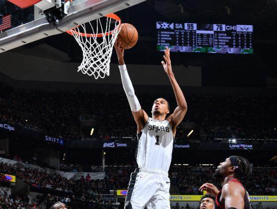 开云体育-8分40秒砍两双！文班亚马创NBA历史最快纪录